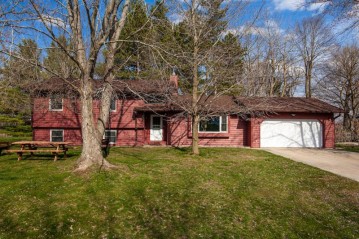 N8419 Swansea Dr, Ixonia, WI 53036