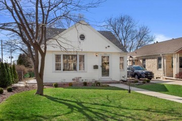 2323 N 88th St, Wauwatosa, WI 53226-1953