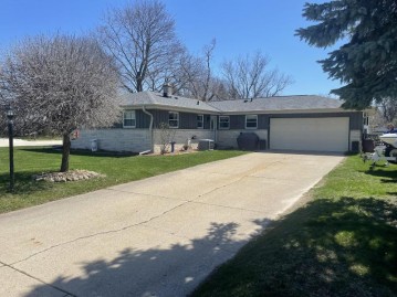 640 Rose St, Oconomowoc, WI 53066-2241