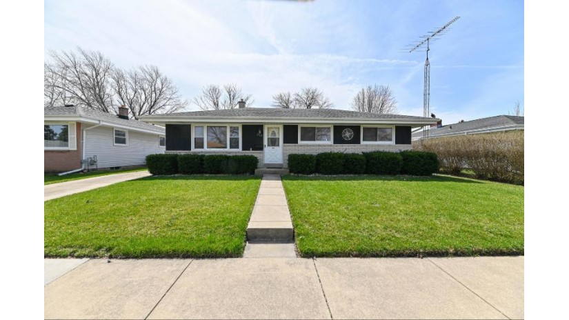 2925 Brentwood Dr Racine, WI 53403 by Keller Williams Realty-Milwaukee Southwest - 262-599-8980 $199,900