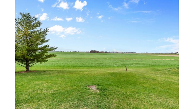 N9471 Sunnyview Rd Kekoskee, WI 53050 by Star Properties, Inc. - 262-674-1400 $349,900