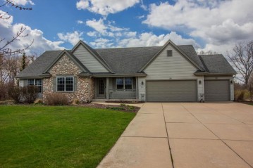 W182S9235 Parker Dr, Muskego, WI 53150-8433