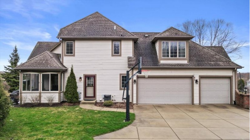 W216N5210 Golfview Dr Menomonee Falls, WI 53051 by First Weber Inc -NPW $968,500