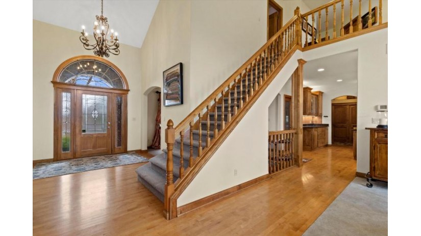 W216N5210 Golfview Dr Menomonee Falls, WI 53051 by First Weber Inc -NPW $968,500