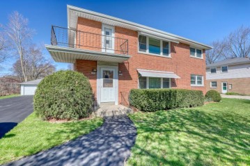 1317 N 116th St, Wauwatosa, WI 53226-3217