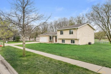 427 Topeka Dr, Lake Mills, WI 53551-1719