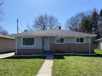 6979 N Darien St, Milwaukee, WI 53209-2470