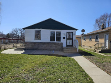 4735 W Luscher Ave, Milwaukee, WI 53218-4430