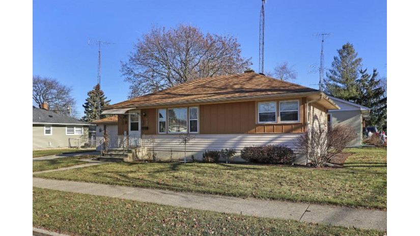 5933 42nd Ave Kenosha, WI 53144 by Mastermind, REALTORS - (262) 764-1039 $219,900