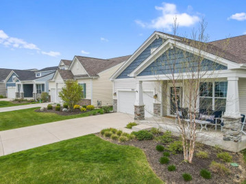 304 Cadence Cir, Lake Geneva, WI 53147