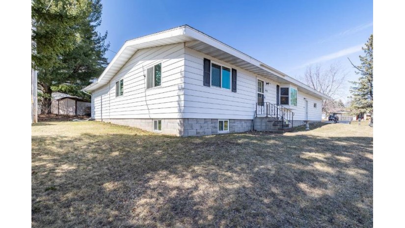 904 Hollywood Drive Merrill, WI 54452 by Re/Max Excel - Phone: 715-218-9666 $185,000