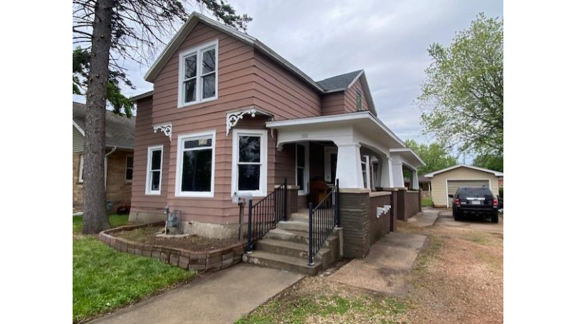 924 Fourth Avenue Stevens Point, WI 54481 by First Weber - homeinfo@firstweber.com $149,900