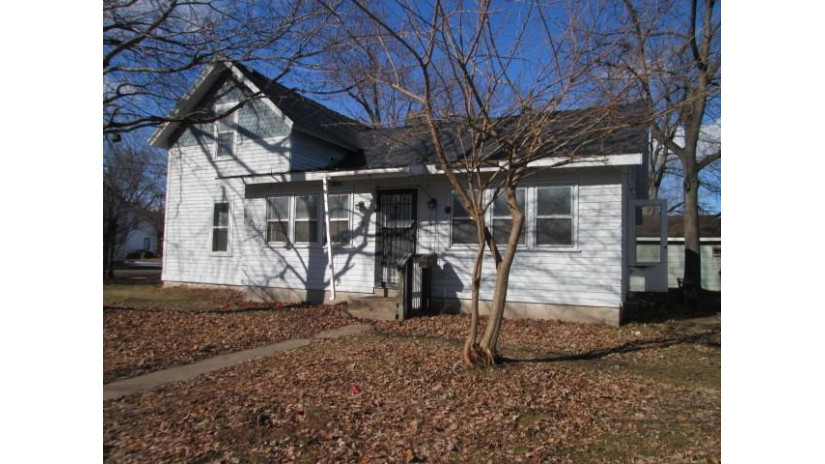 310 Oak Street Waupaca, WI 54981 by Re/Max Excel - Phone: 715-551-2776 $134,900