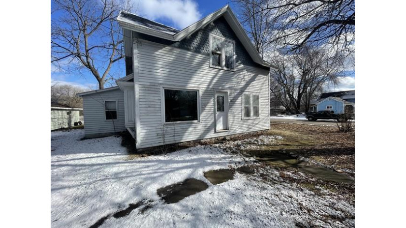 310 Oak Street Waupaca, WI 54981 by Re/Max Excel - Phone: 715-551-2776 $134,900