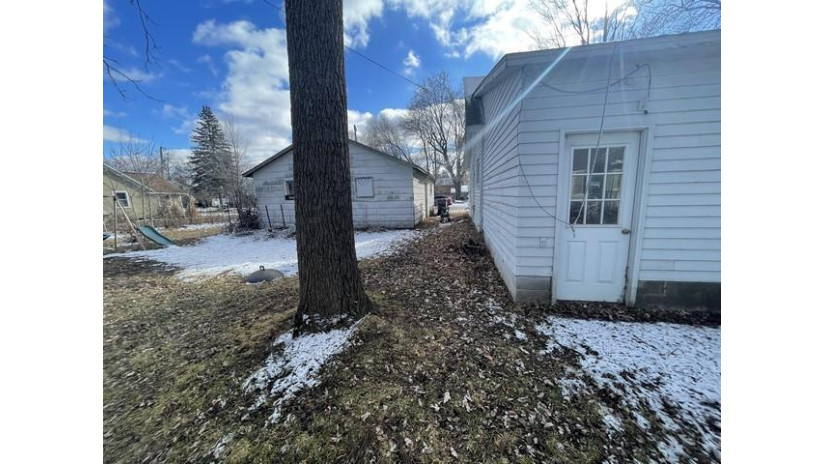 310 Oak Street Waupaca, WI 54981 by Re/Max Excel - Phone: 715-551-2776 $134,900