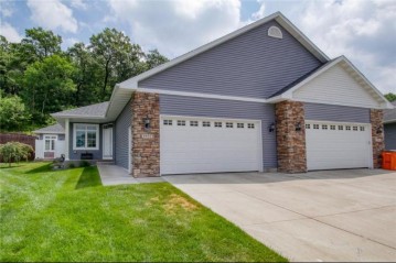 4533 Village Oaks Circle, Eau Claire, WI 54701