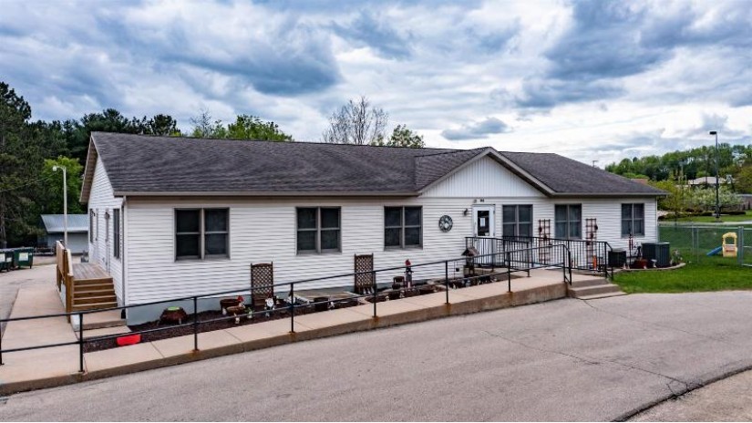 303 S Western Avenue Waupaca, WI 54981 by RE/MAX Lyons Real Estate - OFF-D: 615-815-7860 $475,000