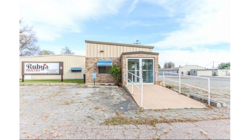 717 10th Street Waupaca, WI 54981 by United Country-Udoni & Salan Realty - Office: 715-258-8800 $499,000