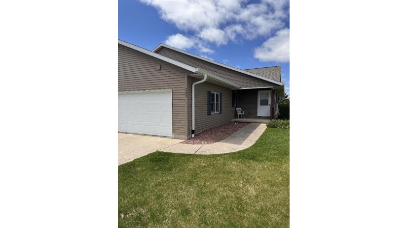 203 Vista Court Waupaca, WI 54981 by Shambeau & Thern Real Estate, LLC - Office: 715-258-9900 $359,900