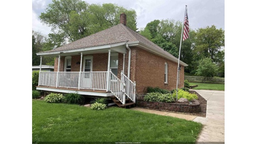 111 Oman Street Waupaca, WI 54981 by RE/MAX Lyons Real Estate - OFF-D: 715-258-9565 $165,000