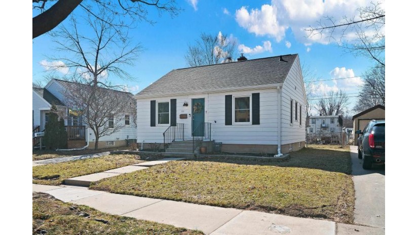 1111 Bond Street Green Bay, WI 54303 by Shorewest Realtors $180,000