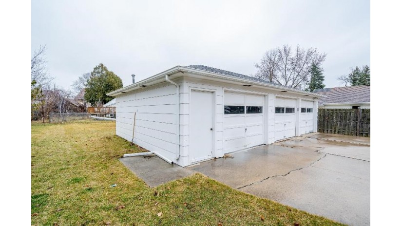 1236 Elmwood Avenue Oshkosh, WI 54901 by Keller Williams Fox Cities $265,000