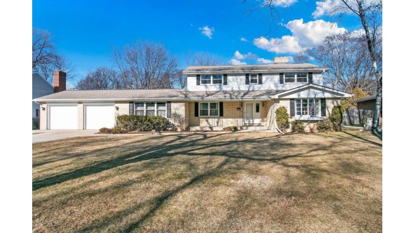 300 Roselawn Boulevard Allouez, WI 54301 by Starry Realty $408,500