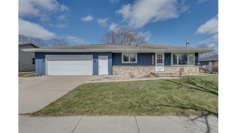 2810 E Lourdes Drive Appleton, WI 54915 by Coldwell Banker Real Estate Group $279,900