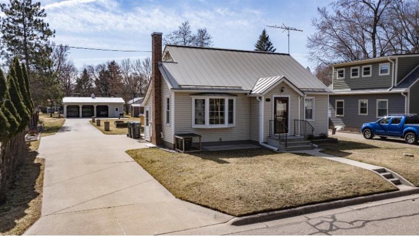 413 Wisconsin Street Waupaca, WI 54981 by RE/MAX Lyons Real Estate - OFF-D: 615-815-7860 $254,900