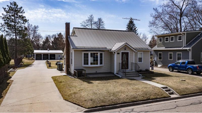 413 Wisconsin Street Waupaca, WI 54981 by RE/MAX Lyons Real Estate - OFF-D: 615-815-7860 $254,900