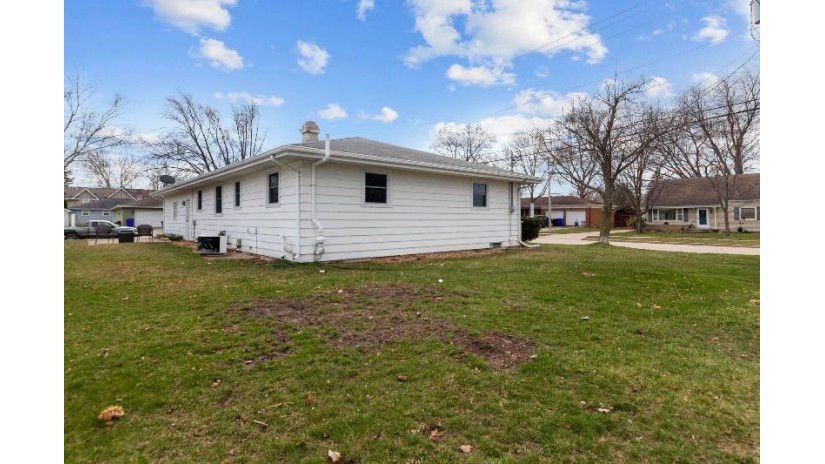 1900 N Mason Street Appleton, WI 54914 by Coldwell Banker Real Estate Group $239,900