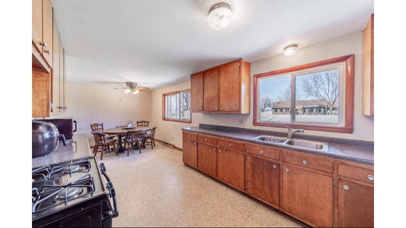 946 Olson Avenue Oshkosh, WI 54901 by Cardinal Realty, Llc - PREF: 920-268-8209 $214,900