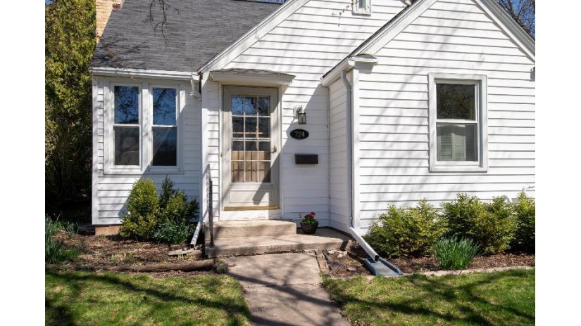 724 Baldwin Avenue Oshkosh, WI 54901 by First Weber, Realtors, Oshkosh - PREF: 920-410-0818 $229,900