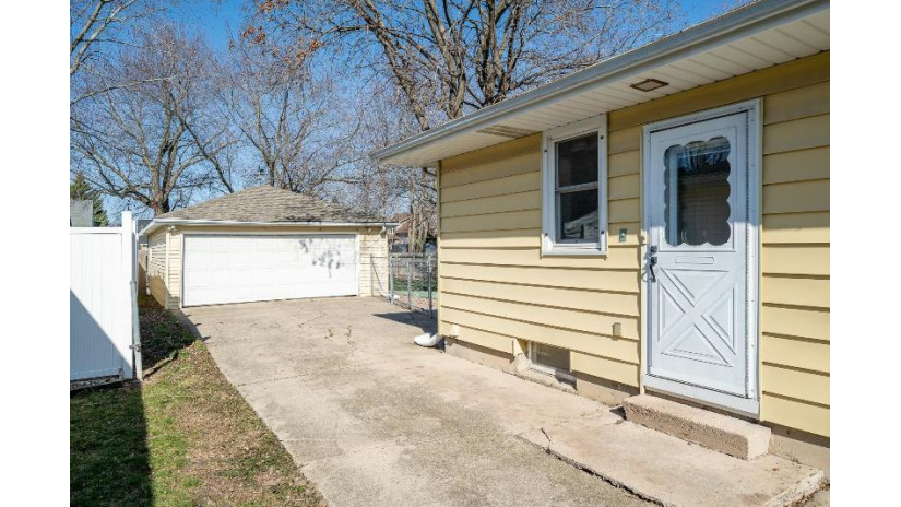 740 Warsaw Street Menasha, WI 54952 by Cardinal Realty, Llc - PREF: 920-268-8209 $189,900