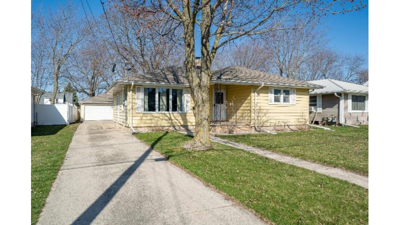 740 Warsaw Street Menasha, WI 54952 by Cardinal Realty, Llc - PREF: 920-268-8209 $189,900