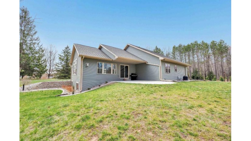 4925 Pine Lane Suamico, WI 54313 by Shorewest Realtors $650,000