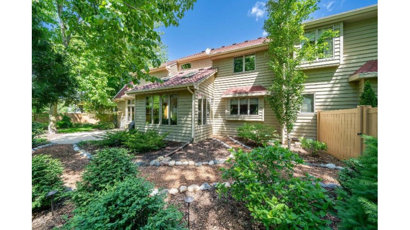 631 E Meadow Grove Boulevard Appleton, WI 54915 by Expert Real Estate Partners, Llc - OFF-D: 920-422-1234 $635,000