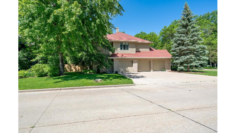 631 E Meadow Grove Boulevard Appleton, WI 54915 by Expert Real Estate Partners, Llc - OFF-D: 920-422-1234 $635,000