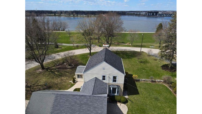 655 Sunset Circle Allouez, WI 54301 by Shorewest Realtors $749,900