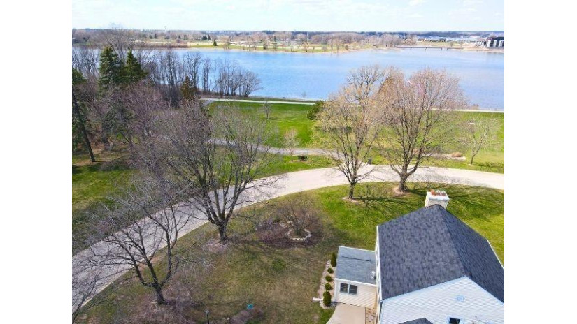 655 Sunset Circle Allouez, WI 54301 by Shorewest Realtors $749,900