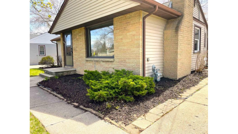 424 E Allouez Avenue Allouez, WI 54301 by Coldwell Banker Real Estate Group $234,800