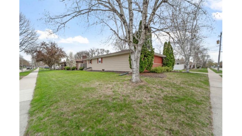 2611 E Bona Avenue Appleton, WI 54915 by Coaction Real Estate, Llc $299,000