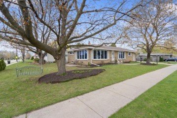 916 W 19th Avenue, Oshkosh, WI 54902