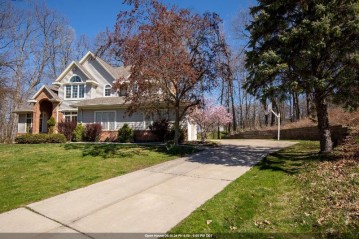 2474 Wood Oaks Circle, Green Bay, WI 54302