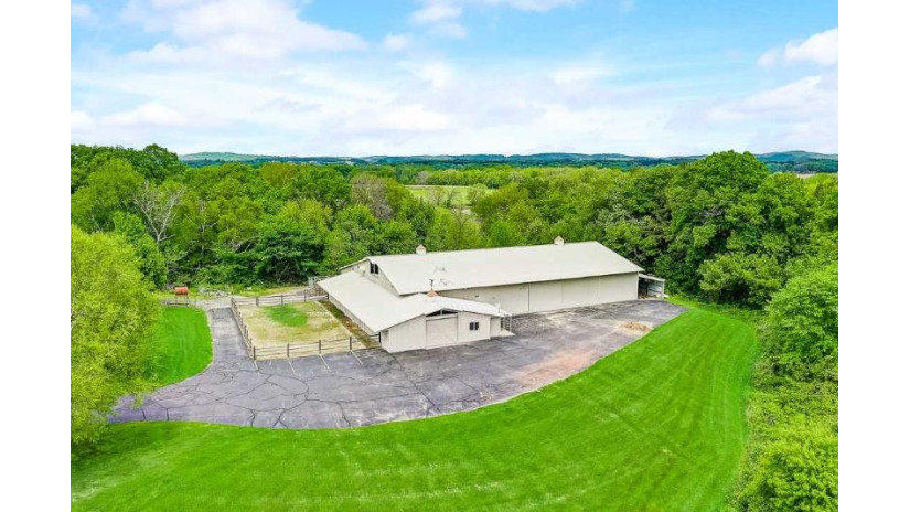 E6918 Ski Hill Road Reedsburg, WI 53959 by Restaino & Associates Era Powered - Pref: 608-225-9626 $1,899,000