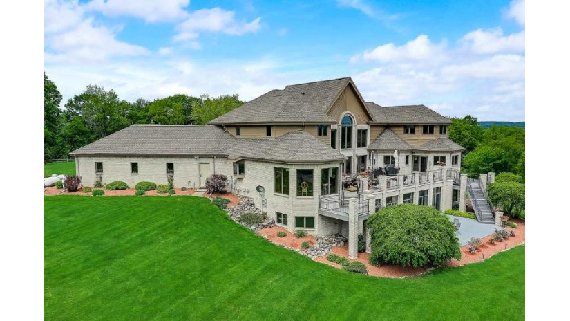 E6918 Ski Hill Road Reedsburg, WI 53959 by Restaino & Associates Era Powered - Pref: 608-225-9626 $1,899,000