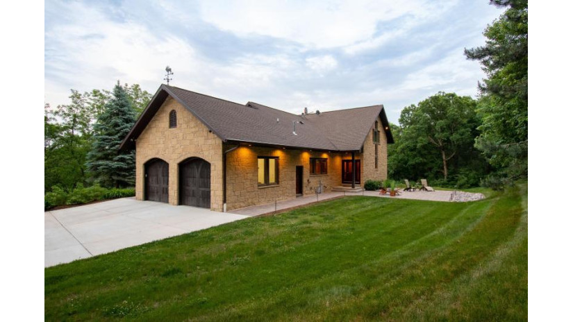 5949 Korback Road Dodgeville, WI 53588 by Sprinkman Real Estate $1,875,000