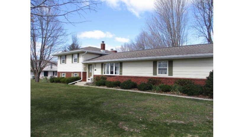120 Cherokee Road Beaver Dam, WI 53916 by Century 21 Affiliated - Cell: 920-210-1026 $295,000