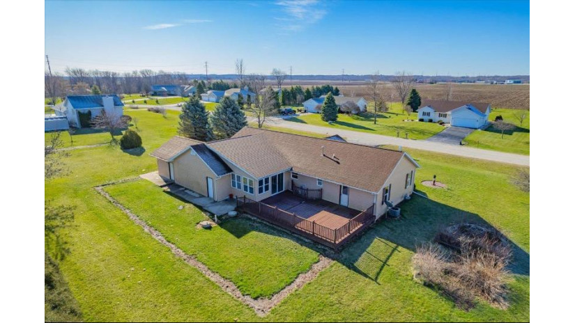 6220 W Lynne Drive Janesville, WI 53548 by Re/Max Preferred - Amber@thhtrealty.com $399,000