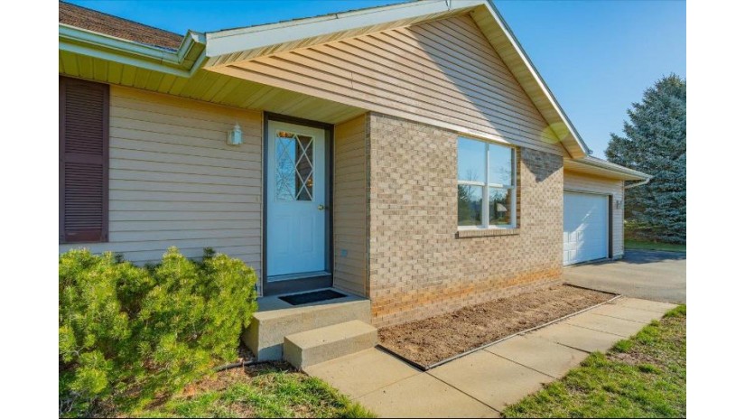 6220 W Lynne Drive Janesville, WI 53548 by Re/Max Preferred - Amber@thhtrealty.com $399,000
